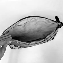 画像をギャラリービューアに読み込む, Ikat Pouch - emerald