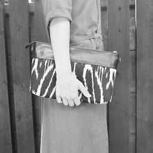 画像をギャラリービューアに読み込む, Ikat Pouch - emerald